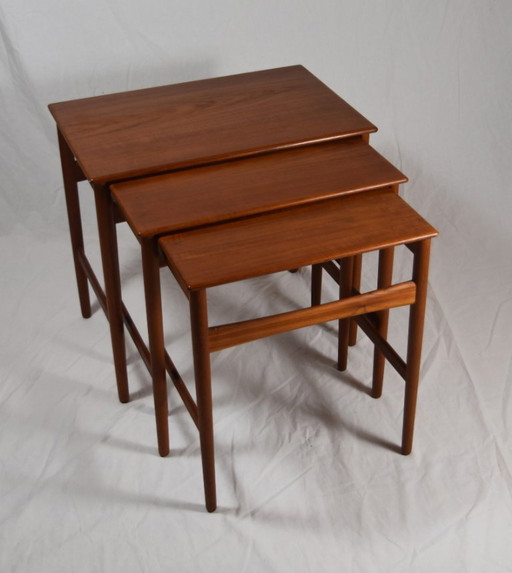 Mid Century Hans Wegener voor A. Tuck Teak Nesttafeltjes