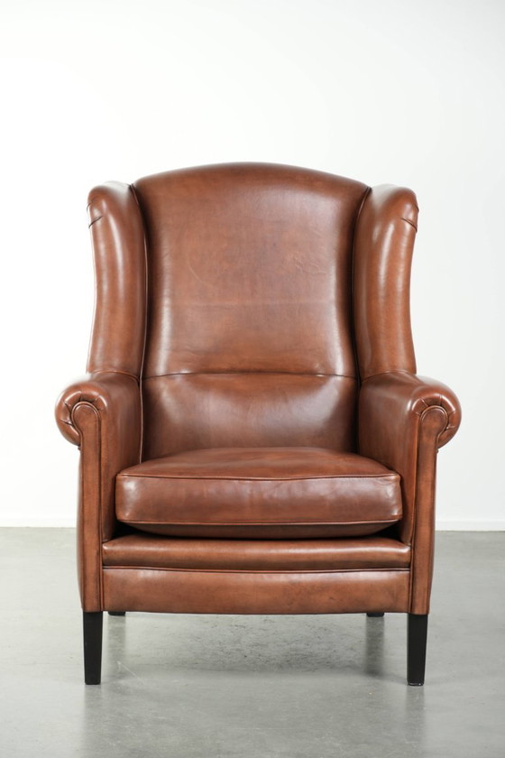 Image 1 of Sillón orejero grande de piel de oveja de estilo inglés clásico, en perfecto estado.