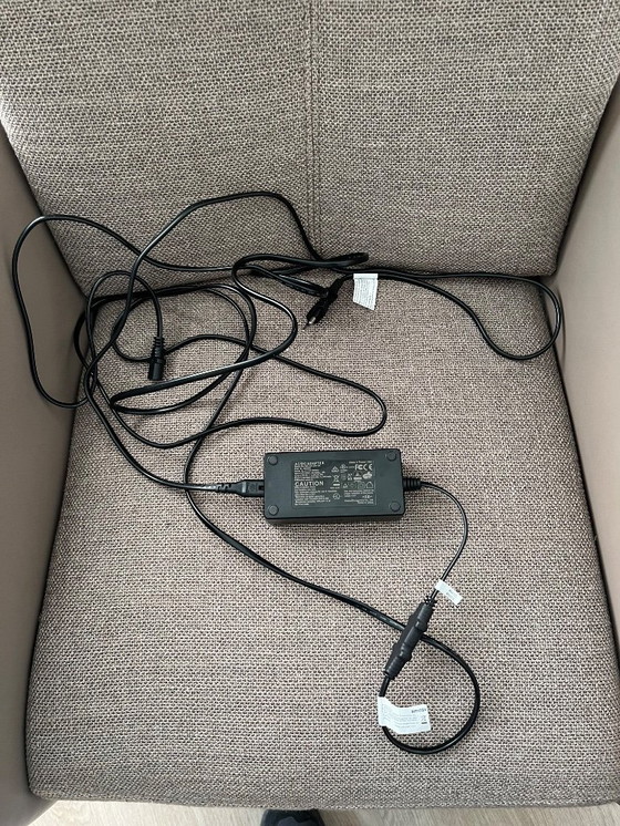 Image 1 of Velderhof está de pie en un sillón relajante.