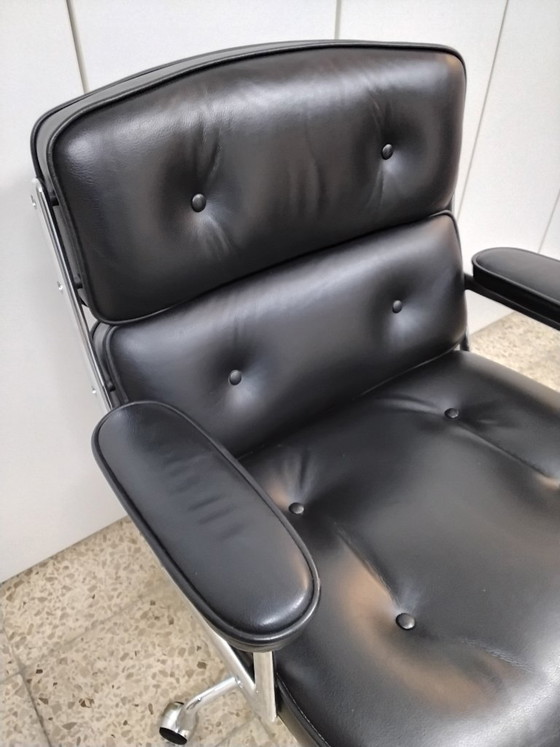 Vitra Eames Lobby Chair ES 104 – Bürostühle, Leather, Aluminium (photo 8 of 12)