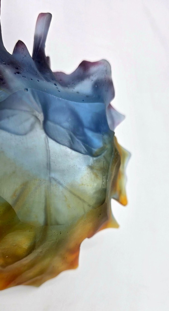 Image 1 of DAUM – Glazen pastahouder/ringhouder met de afbeelding van een vlinder met wijnblad, gesigneerd.