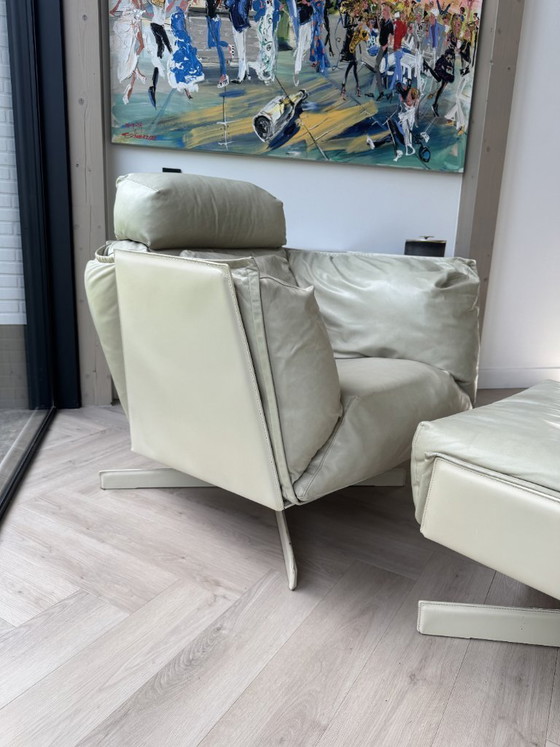 Image 1 of Sillón giratorio Piet Boon Heit con otomana y cojín decorativo.