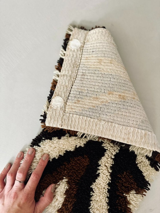 Image 1 of 1x Arazzo in lana vintage a contrasto bianco e marrone | Mid-Century Modern | Arte murale retrò