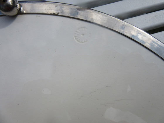 Image 1 of Vassoio rotondo vintage in ceramica e metallo, probabilmente di produzione olandese.