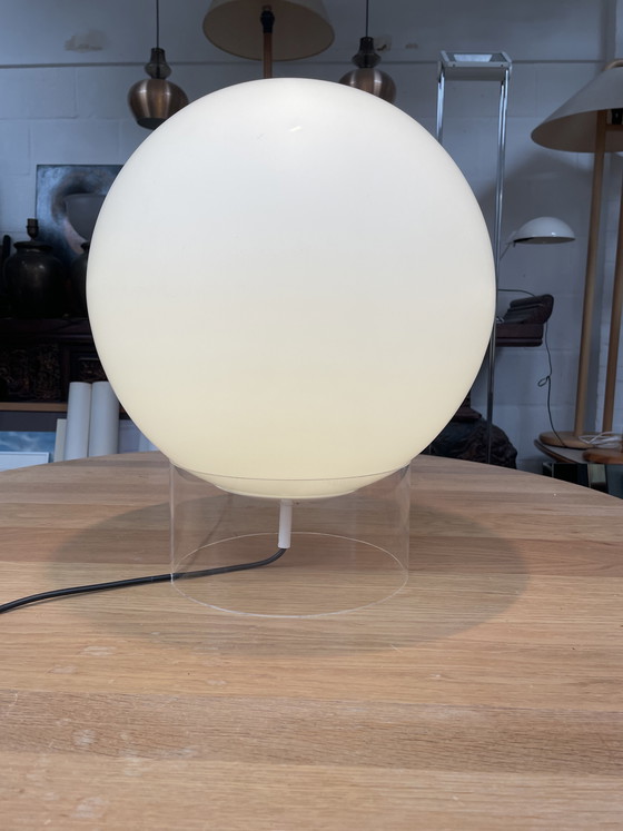 Image 1 of Große opalglasierte Tischlampe