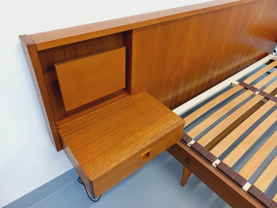 Image 1 of Lit double vintage style scandinave en teck des années 60 avec chevets lumineux intégrés et sommier