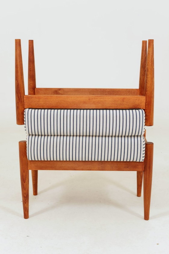 Image 1 of Poltrona in stile Mid-Century Modern con poggiapiedi in legno e tessuto di cotone a righe.