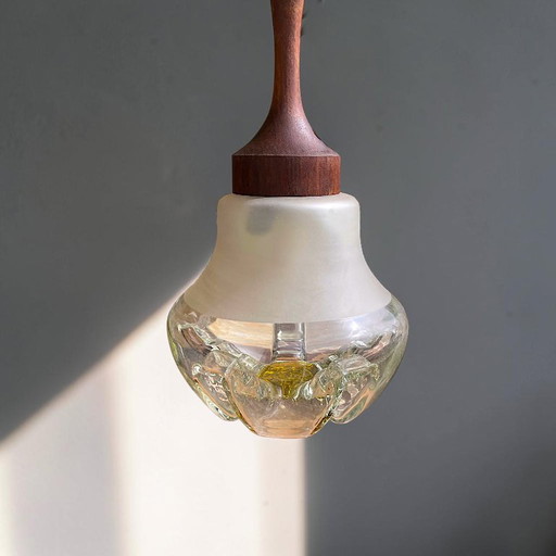 Mid Century kunstglas en gedraaid teakhout kleine hanglamp, in stijl van Mazzega, jaren 60-70