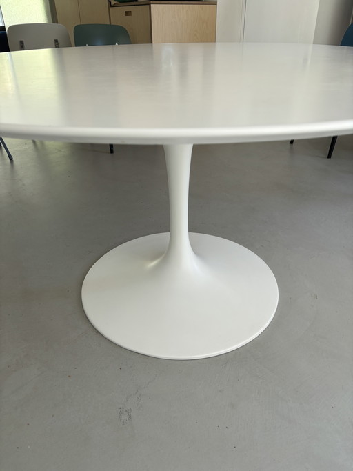 Round Tulip table 138cm 6–8 persons from Italy