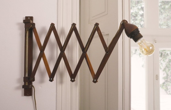 Image 1 of Wandlamp in schaarvorm uit het midden van de 20e eeuw, Scandinavische accordeonlamp, verstelbare houten wandlamp met stekker.