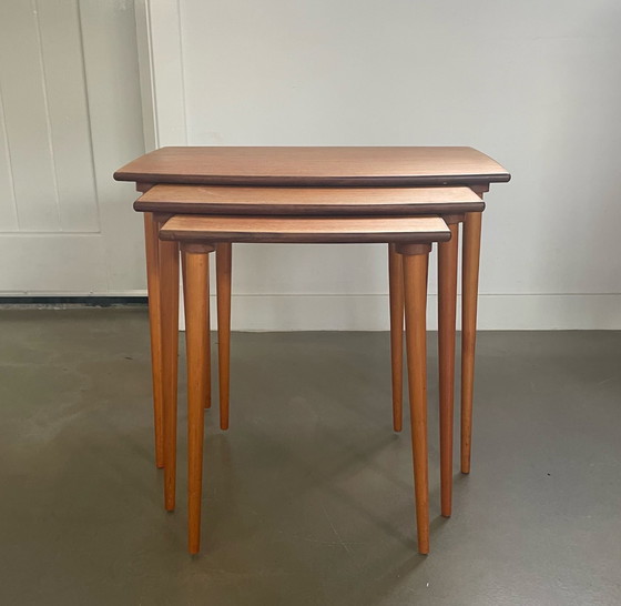 Image 1 of Tables gigognes scandinaves au design Mid Century