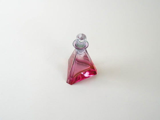 Image 1 of Jarra de vidrio triangular, década de 1970, fabricada en Checoslovaquia.