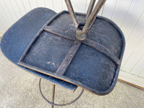 Image 1 of Paar industriële metalen draaibare barkrukken uit de jaren 50
