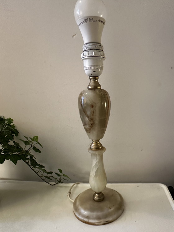 Image 1 of Lampe de table en albâtre avec détails en laiton