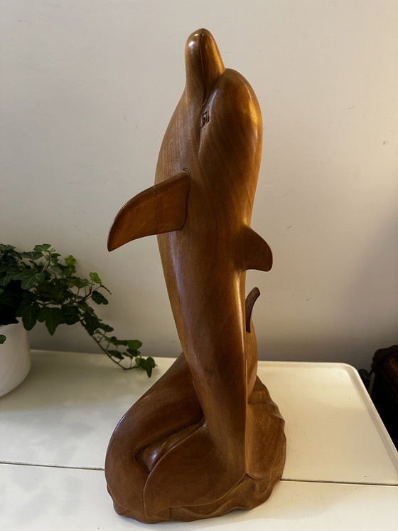 Image 1 of Handgeschnitzte Delfinstatue aus Holz