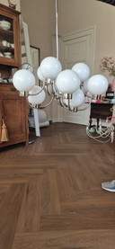 Wunderschöner Kronleuchter aus Glaskugeln und Chrom