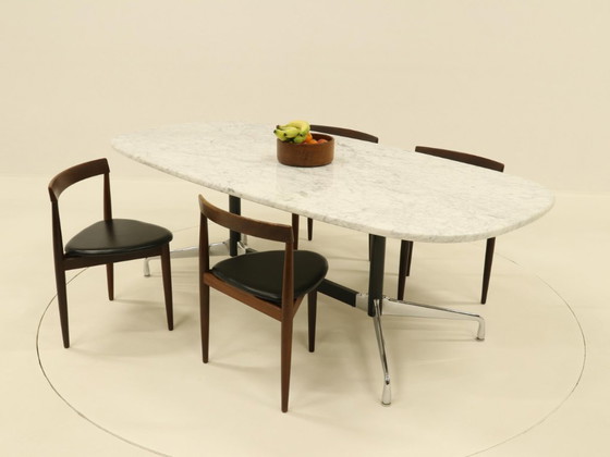 Image 1 of Eames Segmented Ovale Eettafel in Wit Marmer en Roestvrij Staal