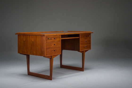 Image 1 of Freistehender dänischer Teak-Schreibtisch aus der Mitte des 20. Jahrhunderts mit erhöhter Kante, 1960er Jahre