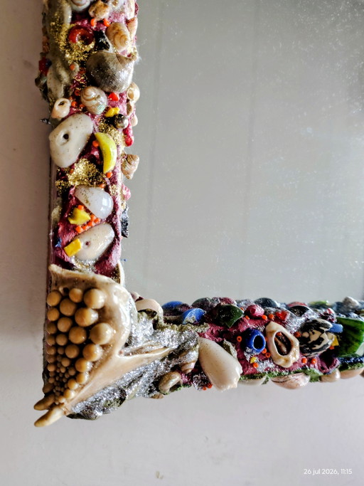 Grande specchio con bordo a conchiglia in una robusta cornice. – spiegels, Other, Wood