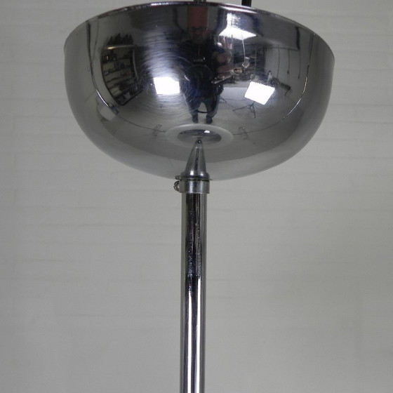 Image 1 of Vintage schoollamp met witte matglazen kap en verchroomd armatuur, jaren 50