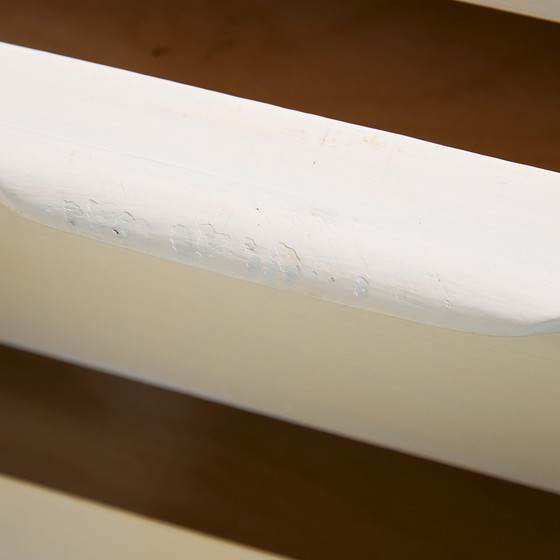 Image 1 of Mk9920 Table de nuit peinte en blanc avec trois tiroirs