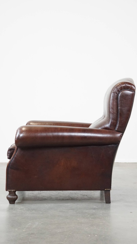Image 1 of Comfortabele, donkere antieke schapenleren Engelse armchair