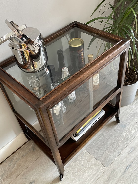 Image 1 of Eikenhouten kast uit het midden van de vorige eeuw met schuifdeuren van glas op wielen (vitrinekast / cocktailkast)