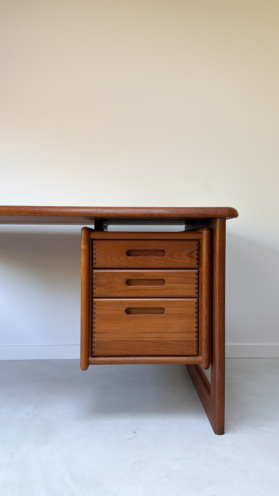 Image 1 of Vintage Deens designbureau gemaakt van teak hout door Dyrlund