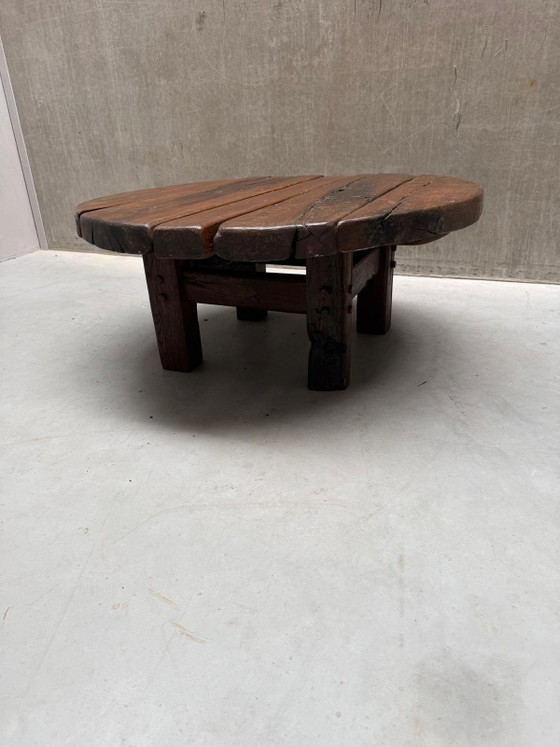 Brutalist Wabi-Sabi ronde eiken salontafel '60 – Wood (photo 5 of 14)