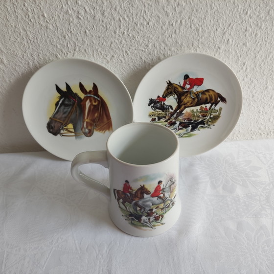 Service en porcelaine Kaiser – Motif chasse / Motif cheval – Pichet et 2 assiettes – Art de la table (photo 3 of 7)
