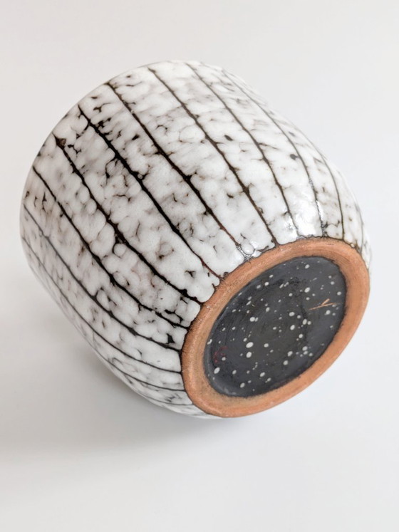 Image 1 of Maceta antigua de mayólica húngara, esmalte blanqueado, diseños de esgrafiado, cerámica de mediados de siglo.