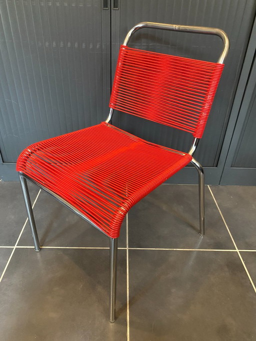 Chaise scoubidou ou spaghetti rouge chrome vintage 1960
