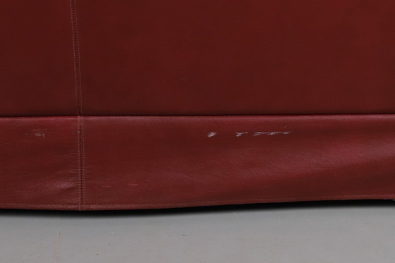 Image 1 of Divano classico a 3 posti in stile Chesterfield – Pelle color sangue di bue e bottoni profondi