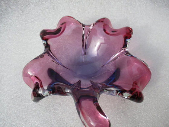 Image 1 of Murano Italia, ciotola dei Fratelli Toso, Trifoglio a forma di fiore 4, Sfumature rosa/viola Diam 20 cm.