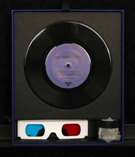 Image 1 of Caja de objetos firmada «Visión del color – Martin Eder – El método hipnótico de inducción espectral binocular»