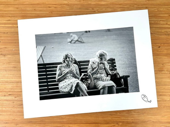 Friends in the Park - Hyde Park, London 1977 4/25, Robbert Frank Hagens, Fotografie, Carta, Bianco, Modern (foto 2 di 5)
