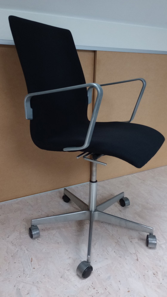 Fritz Hansen Oxford Chair Low Back Schwarz (Arne Jacobsen) – Bürostühle, Aluminium (photo 2 of 9)