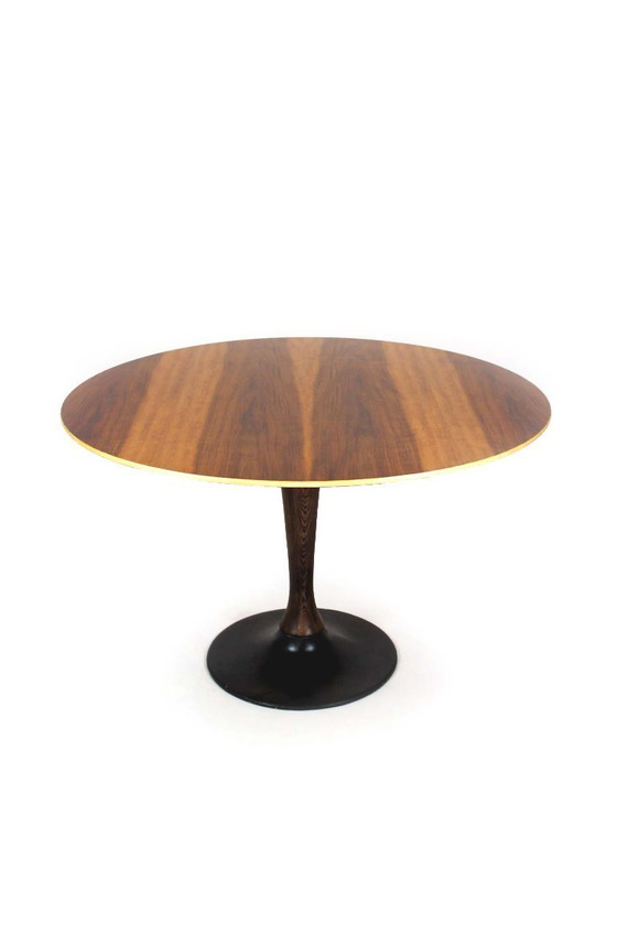 Image 1 of Table de salle à manger ronde tulipe en noyer, style moderne du milieu du siècle, restaurée par Drevotvar, années 1960