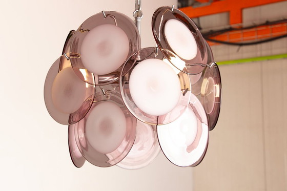 Image 1 of Lampadario “Space Age” composto da 15 pendenti in vetro di Murano rosa e bianco, modello “Disc” di Gino Vistosi 1970.