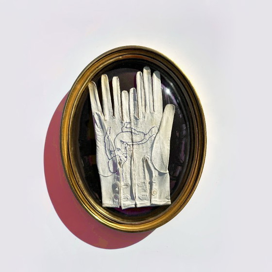 Image 1 of Tableau vintage "broderie sur gants de cuir" cadre ovale en bois doré par Sophie Lecha
