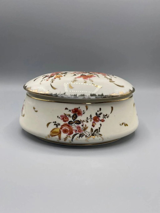 Ovale Schmuckdose aus undurchsichtigem Porzellan, verziert mit vergoldeten Rosen und Rankenornamenten, mit Deckel – servies