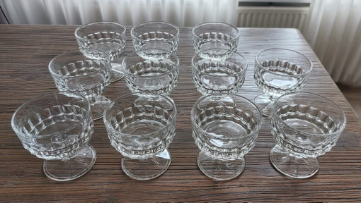 11 × vintage crystal champagne coupes