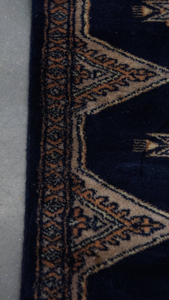 Image 1 of Loper/ vloerkleed in oosterse stijl in voornamelijk blauw tinten 148x40cm