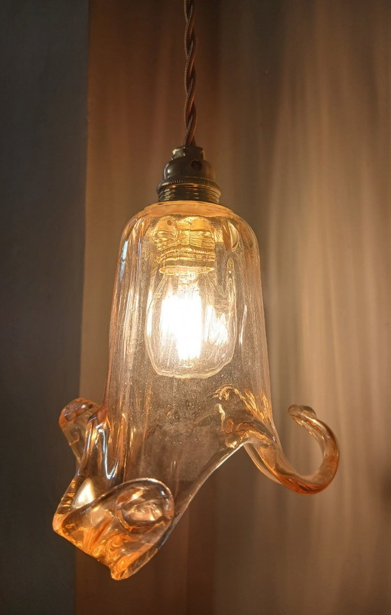 Image 1 of Lampada a sospensione vintage in vetro di Murano dalla delicata forma floreale.