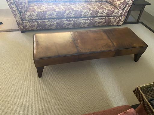 Taburete vintage de tres compartimentos de piel de oveja.