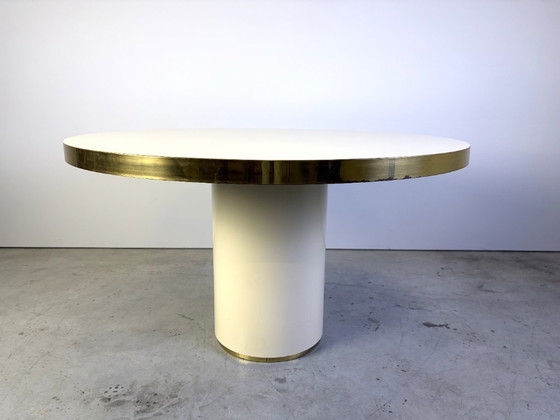Lacquered wood and brass round dining table, 1970s, Eettafels, Hout, Messing, Crème, Modern (foto 9 van 10)