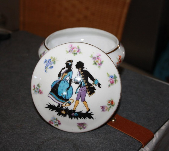 Image 1 of Sucrier en porcelaine avec décorations dorées - 14 cm de haut, 13 cm de diamètre