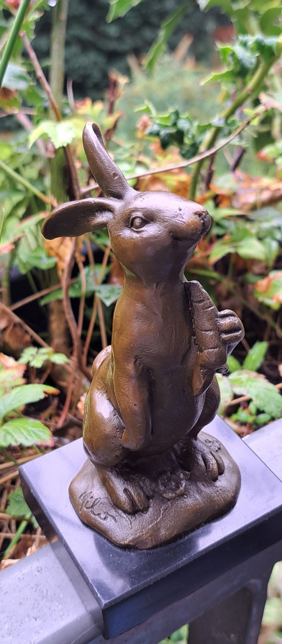 Bronzestatue eines Hasen mit Karotte – Bildhauerei (photo 3 of 9)