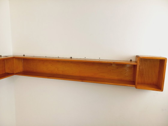 Image 1 of Vintage houten hoekwandplank uit de jaren 60/70
