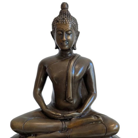 Boeddha in meditatie op olifantenvoetstuk – kavel 143 – Beeldhouwkunst (photo 9 of 10)